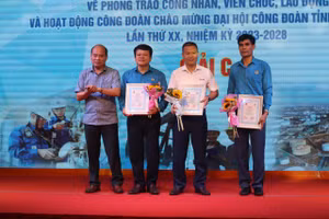 Đại diện nhóm tác giả đạt giải C giải báo chí về phong trào công nhân, người lao động tại Thanh Hóa. Ảnh: LT.