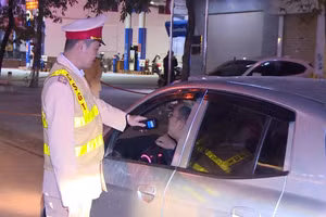 CSGT kiểm tra nồng độ cồn lái xe.