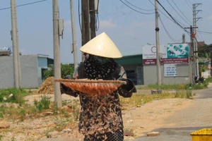 Người dân phơi khô ruốc. (Ảnh: LT)