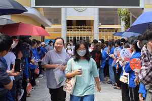 Thí sinh dự thi vào lớp 10 THPT tại Trường THPT Đào Duy Từ (TP Thanh Hóa), năm học 2022-2023. Ảnh: LT.