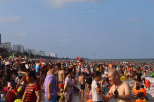 Biển Sầm Sơn ken đặc người ngày cuối tuần. Ảnh: LT.