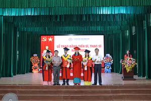 Đại diện ban lãnh đạo nhà trường trao bằng tốt nghiệp cho các tân tiến sĩ. 