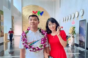 Xuân Mạnh và cô giáo hướng dẫn Trần Thị Xuân tại trường quay VTV.