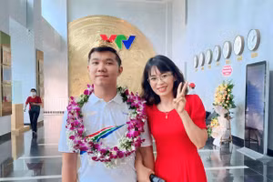Xuân Mạnh và cô giáo hướng dẫn Trần Thị Xuân tại trường quay VTV.