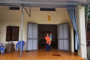 Chị Mai Thị Vân (con dâu bà Nga) phấn khởi trong căn nhà mới. Ảnh: LT.