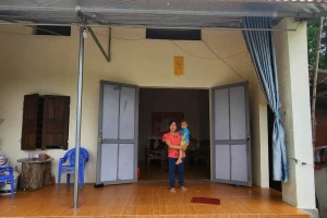 Chị Mai Thị Vân (con dâu bà Nga) phấn khởi trong căn nhà mới. Ảnh: LT.