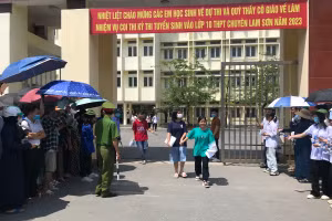 Thí sinh tự tin rời phòng thi môn Ngữ văn, kỳ thi vào lớp 10 THPT chuyên Lam Sơn (Thanh Hóa). Ảnh: LT.