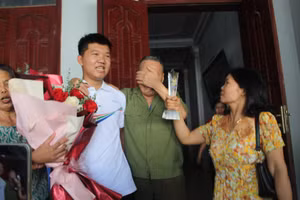 Xuân Mạnh ôm chầm người ông của mình khi trở về nhà. Ảnh: LT.