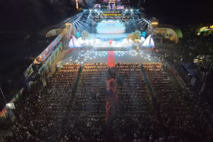 Hàng nghìn người nô nức xem khai mạc Lễ hội du lịch biển Hải Tiến. Ảnh: LT.