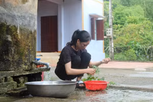 Em Lê Hoa Mai sửa soạn nấu cơm trưa. Ảnh: LT.