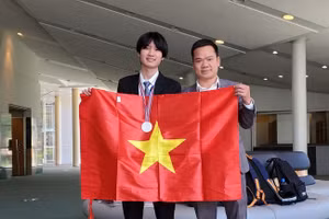 Nam sinh Lê Viết Hoàng Anh và thầy giáo Nguyễn Hoàng Hà. Ảnh: NTCC.