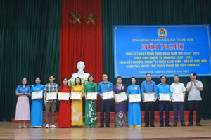 Trao kỷ niệm chương "Vì sự nghiệp Công đoàn" cho các cá nhân xuất sắc. Ảnh: LT.