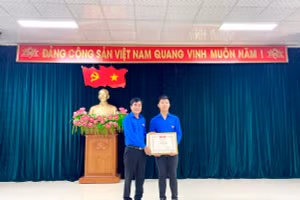 Bí thư Tỉnh đoàn Thanh Hóa trao tặng Bằng khen cho nam sinh Lê Xuân Mạnh.
