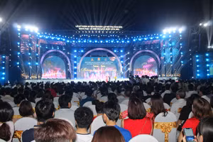 Sân khấu tổ chức Lễ kỷ niệm 60 năm thành lập đô thị Sầm Sơn, khai mạc Lễ hội du lịch biển Sầm Sơn có sức chứa lên tới 10.000 người. Ảnh: LT. 
