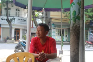 Anh Nguyễn Văn Thắng (phường Quảng Thành, TP Thanh Hóa) hồi hộp đợi con ngoài trường thi. Ảnh: Lường Toán.