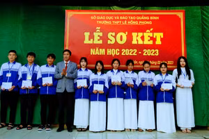 Lễ sơ kết năm học 2022-2023 của thầy và trò Trường THPT Lê Hồng Phong (Quảng Bình).
