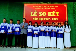 Lễ sơ kết năm học 2022-2023 của thầy và trò Trường THPT Lê Hồng Phong (Quảng Bình).