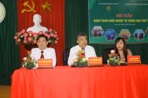 Đại diện Sở GD&ĐT Thanh Hóa, Học viện Nông nghiệp Việt Nam giải đáp thắc mắc của học sinh. Ảnh: LT.