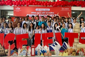 Học sinh tham gia vòng thi bán kết 'Chung kết IELTS'.