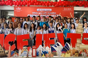 Học sinh tham gia vòng thi bán kết 'Chung kết IELTS'.