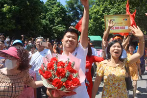 Lê Xuân Mạnh trở về trong sự chào đón nồng nhiệt của thầy và bạn bè Trường THPT Hàm Rồng. Ảnh: Lường Toán.
