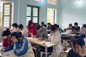 Học sinh lớp 12A2, Trường THPT Quan Sơn (Quan Sơn, Thanh Hóa) trong giờ học môn Địa lý. Ảnh: LT.