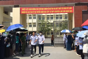 Thí sinh phấn khởi rời phòng thi sau khi hoàn thành môn thi Ngữ văn sáng 26/5. Ảnh: LT.