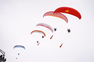 Festival dù lượn đầu tiên được tổ chức tại biển Hải Tiến (Hoằng Hóa, Thanh Hóa). Ảnh: LT.