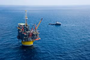 Giá dầu hiện tại làm hài lòng Moskva nhưng khiến Riyadh 'ngồi trên đống lửa'