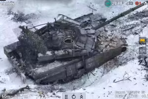 Xe chiến đấu bộ binh M2 Bradley bắn hỏng xe tăng T-90M Proryv