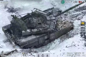 Xe chiến đấu bộ binh M2 Bradley bắn hỏng xe tăng T-90M Proryv