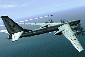 Máy bay ném bom Tu-95 trang bị 'hệ thống phòng thủ' bằng lốp xe