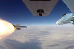 Máy bay trinh sát RC-135 Rivet Joint Anh suýt bị Su-27 bắn hạ