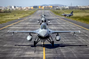 Phi công Ukraine vượt tiến độ chương trình huấn luyện với F-16