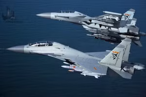 Trung Quốc trình diễn máy bay tác chiến điện tử trên tàu sân bay mới nhất