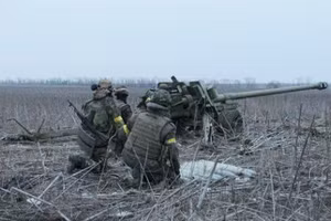 Binh sĩ mang pháo chống tăng 'đồ cổ' BS-3 từ bảo tàng ra chiến đấu