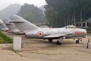 Triều Tiên biến tiêm kích MiG-17 thành máy bay không người lái cảm tử