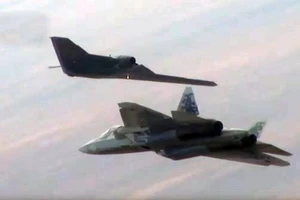 Thử nghiệm phối hợp Su-57 và S-70 Okhotnik thực chiến