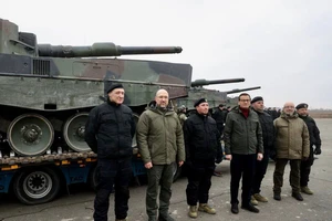 Ukraine chính thức tiếp nhận loạt xe tăng Leopard 2 đầu tiên
