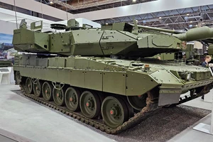 105 xe tăng Leopard 2A8 tới sát lãnh thổ Nga