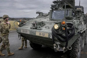 Lính dù Lviv trình làng xe bọc thép chở quân Stryker