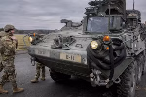 Lính dù Lviv trình làng xe bọc thép chở quân Stryker