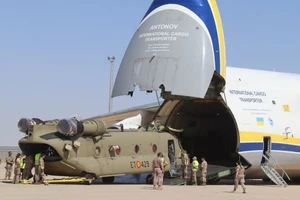 Vận tải cơ An-124 Ukraine đưa trực thăng Chinook-F tới điểm nóng