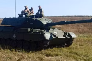 Binh sĩ Ukraine nổi giận với xe tăng Leopard 1A5