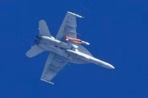 Mục đích bí ẩn của Mỹ khi cho tiêm kích F/A-18 mang tên lửa SM-6