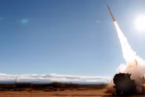 Viễn cảnh đáng sợ khi tiêm kích F-16 mang tên lửa đạn đạo PrSM