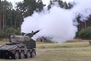 Pháo tự hành RCH 155 thêm đáng sợ khi lắp trên khung gầm Piranha IV