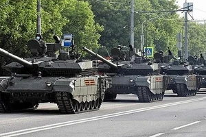 Hàng trăm xe tăng T-90M tối tân tới tiền tuyến miền Đông Ukraine