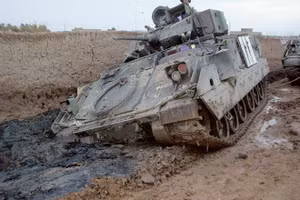 Hàng loạt thiết giáp chìm trong bùn nhão