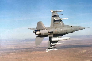 Tại sao tên lửa AIM-120 AMRAAM Mỹ đặc biệt nguy hiểm đối với máy bay Nga?